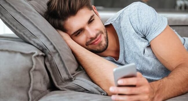 Gecə telefon istifadəsi 24 yaşlı gənci bir gözündən kor etdi