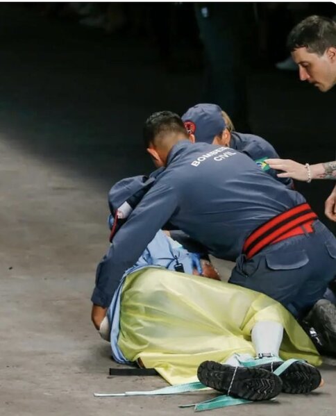 Gənc model səhnədə ÖLDÜ - FOTO