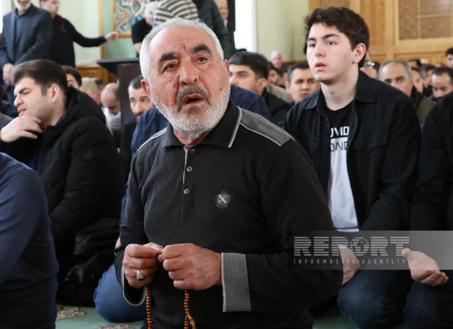 Təzəpir məscidində bayram namazı qılındı (FOTO)