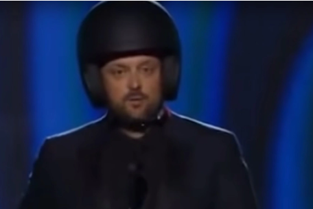 "Grammy" mükafatlandırma mərasiminə dəbilqə ilə gəldi