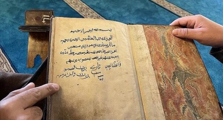 Quran oxuyarkən rəqs etdi, məhkəməyə verildi