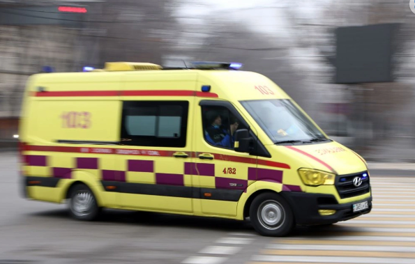 Qazaxıstanda uşaq futbol komandasını daşıyan mikroavtobus aşıb: Ölən var