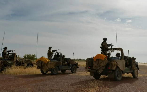 Malinin paytaxtında komendant saatı elan edilib: Yüzlərlə silahlı öldürülüb