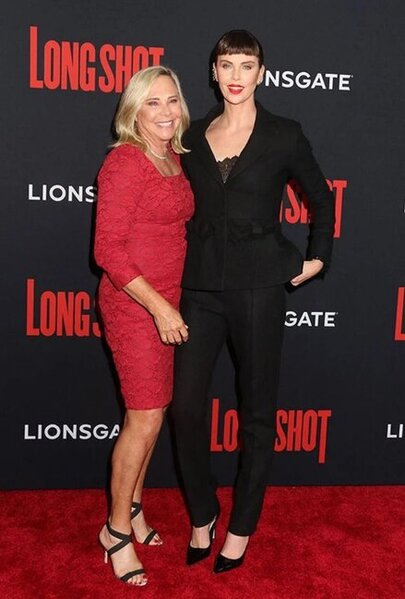 "Anam atamı öldürdü, ertəsi gün məni geyindirib məktəbə göndərdi" - Fotolar