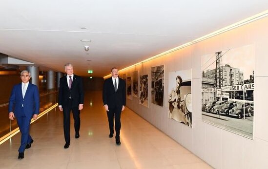 Dövlət başçıları Heydər Əliyev Mərkəzində klassik avtomobillərin sərgisi ilə tanış olublar – FOTO