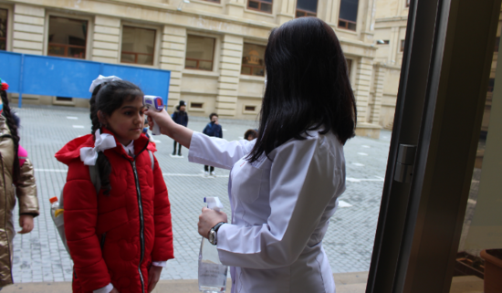 Bakıda daha bir məktəbdə kütləvi ZƏHƏRLƏNMƏ: 15 şagird xəstəxanaya aparıldı - VİDEO
