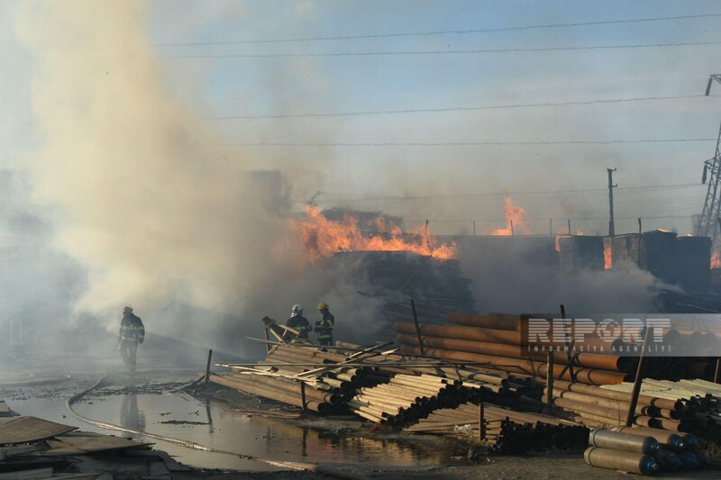 Bakıda taxta bazarında baş verən yanğın yerindən FOTOLAR