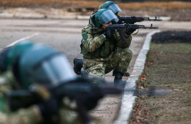 Lukaşenko Belarus ordusuna Ukrayna ilə sərhədə yerləşmək barədə göstəriş verib