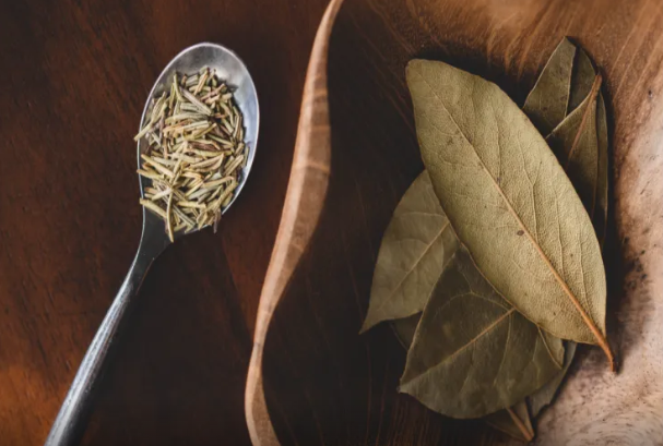 Çayınıza dəfnə yarpağı əlavə edin: Faydalarına TƏƏCÜBLƏNƏCƏKSİNİZ