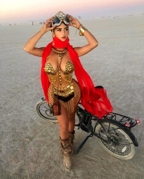 Məşhur model bu geyimi ilə bütün diqqəti üzərinə topladı - FOTO