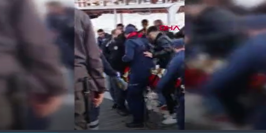 Kapitan dənizə düşənləri belə xilas etdi - VİDEO