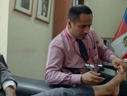 Deputat köməkçisinə ayaq dırnaqlarını kəsdirdi - FOTO