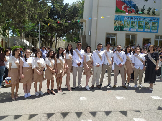 Bakıda bir sinfin bütün şagirdləri ali məktəbə qəbul olub - FOTO