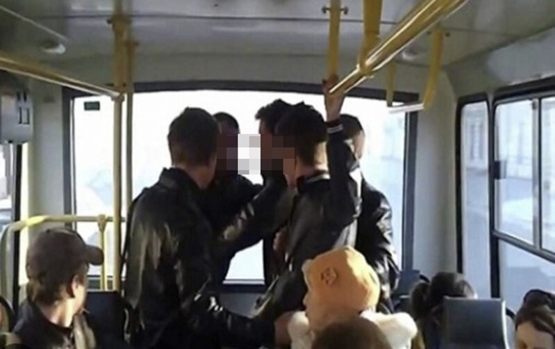 Toydan qayıdan qonşular avtobusda dalaşdı - Deyib-gülmək üstə