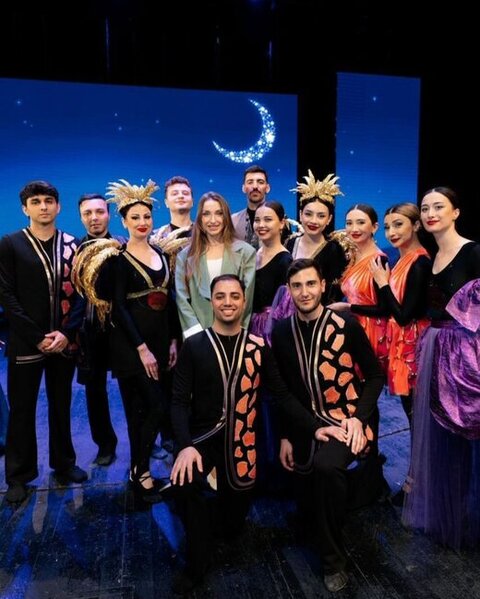 Prezidentin qızı və gəlini tamaşa nümayişində - Fotolar