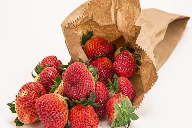 Soyuducuda çiyələk acı olur: Şirin qalması üçün nə etməli?