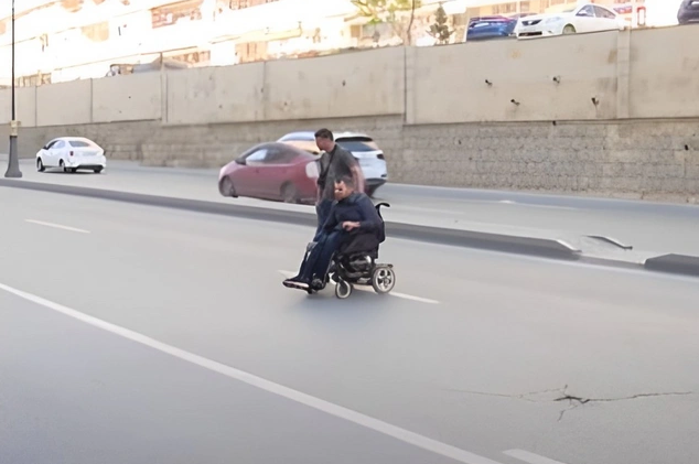 Yolu keçmək uğrunda aparılan mübarizə: Bakı əlil arabasındakılar üçün niyə əlçatmazdır?