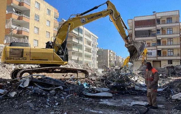 "Dağıntılar altında qohumlarım var" deyib oğurluq edirlər