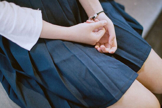 Azərbaycanda orta məktəbdə RƏZALƏT - 11 yaşlı qıza seksual hərəkətlər etdilər