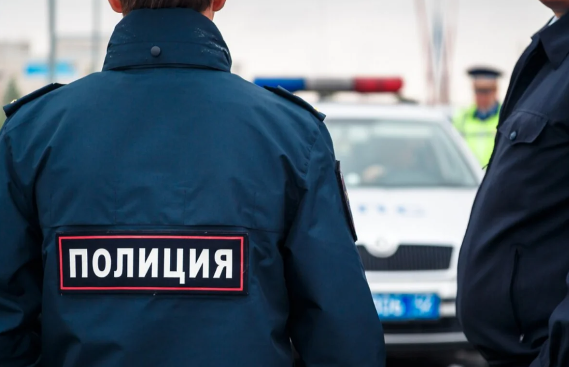 Rusiyada qadın dırnağı qırıldığı üçün polisləri döyüb