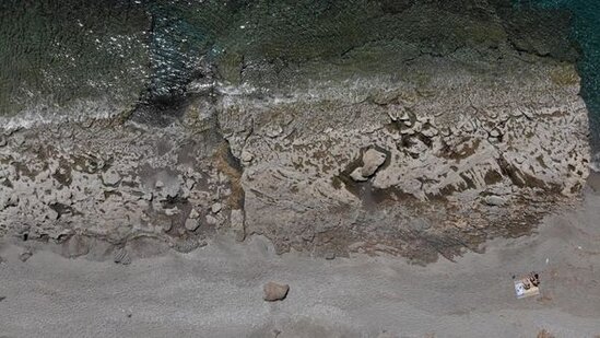 Dənizin səviyyəsinin enməsi nəticəsində qayalıqlar üzə çıxdı - FOTO