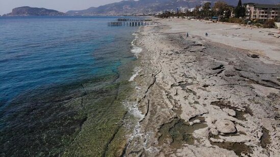 Dənizin səviyyəsinin enməsi nəticəsində qayalıqlar üzə çıxdı - FOTO