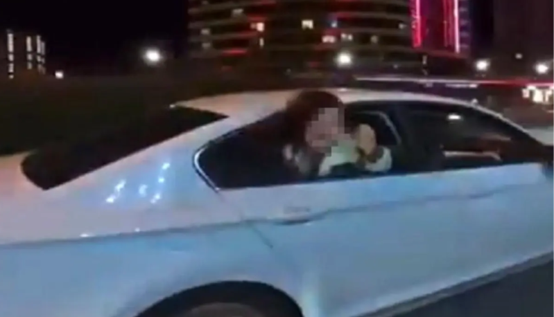 Hərəkətdə olan maşının pəncərəsindən qışqırıb kömək istəyən qız gündəm oldu: Qaçırılma deyil, mübahisə imiş