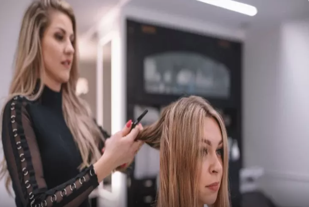 Dolğun üzlü qadınlar üçün ən yaxşı saç kəsimləri