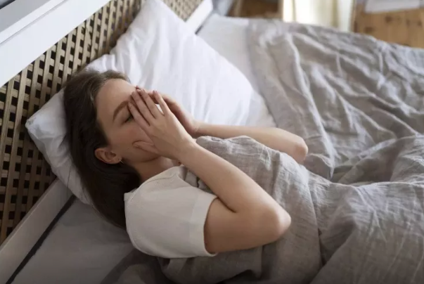 Mart ayında yuxu problemlərinin SƏBƏBİ