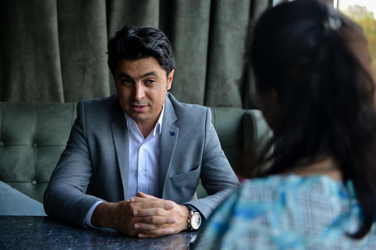 Məşhur iranlı müğənni: "Sizdə müğənnilər bir-birini bıçaqlayır, İranda belə deyil..."