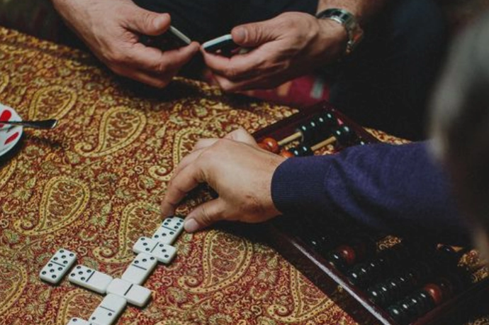 Çayxanada domino oyununa qoşulmaq istəyən şəxs uşaqlıq dostunu BIÇAQLADI