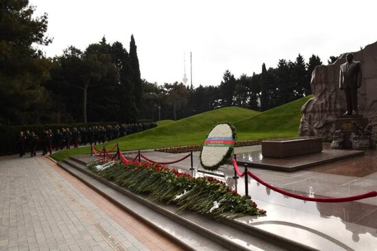 DSX-nin rəhbər heyəti Heydər Əliyevin məzarını ziyarət etdi - FOTO