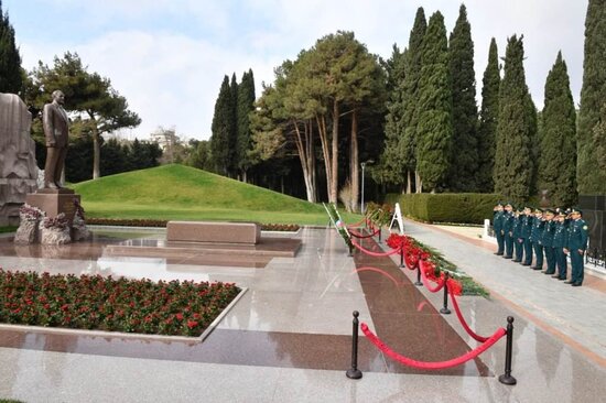 DSX-nin rəhbər heyəti Heydər Əliyevin məzarını ziyarət etdi - FOTO