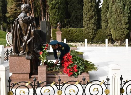 DSX-nin rəhbər heyəti Heydər Əliyevin məzarını ziyarət etdi - FOTO