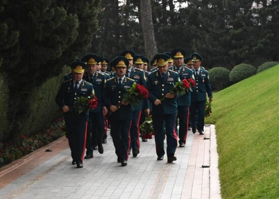 DSX-nin rəhbər heyəti Heydər Əliyevin məzarını ziyarət etdi - FOTO