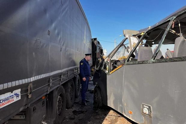 Rusiyada mikroavtobus və TIR toqquşdu: Ölən və yaralananlar var - VİDEO