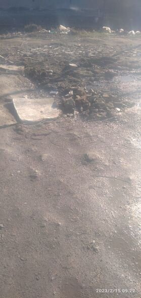 Dünyada bir ilk: Bakıda dağılmış yolu xalı ilə "yamadılar" - FOTO