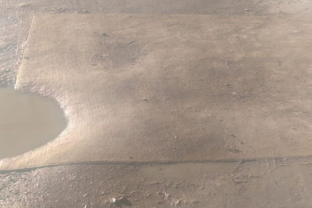 Dünyada bir ilk: Bakıda dağılmış yolu xalı ilə "yamadılar" - FOTO