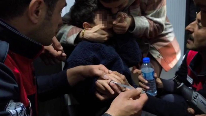 Barmağına üzük sıxışan uşağı görün necə xilas etdilər