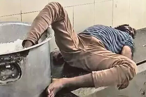 Tələbə yataqxanasında çalışan sərxoş nəzarətçi ayağı düyü qazanının içində yatarkən yaxalandı