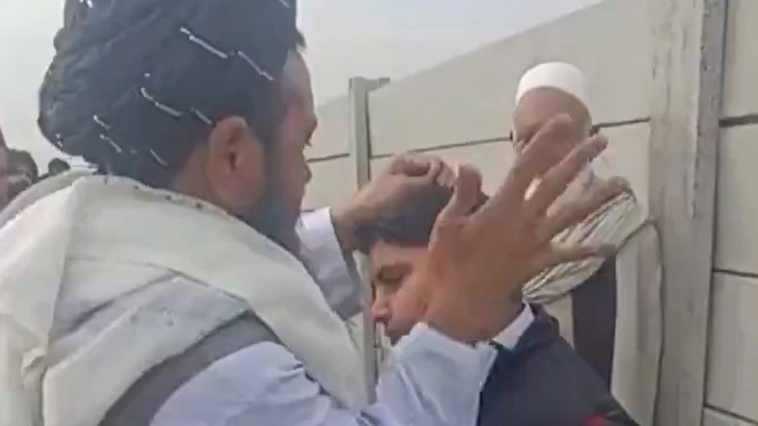 Həkimdən qeyri-adi "müalicə" üsulu! Qulağına 4 dəfə sillə vurdu VƏ... - VİDEO