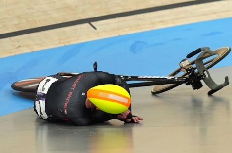 Velosipedçi rəqibinə kəllə atdı, Olimpiadadan qovularaq cərimələndi - FOTO