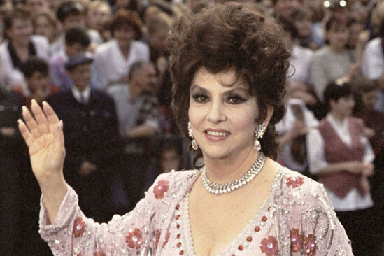 95 yaşlı məşhur aktrisa yıxıldı