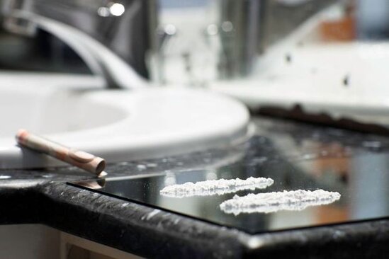 Nazirlərin tualetində kokain aşkarlanıb