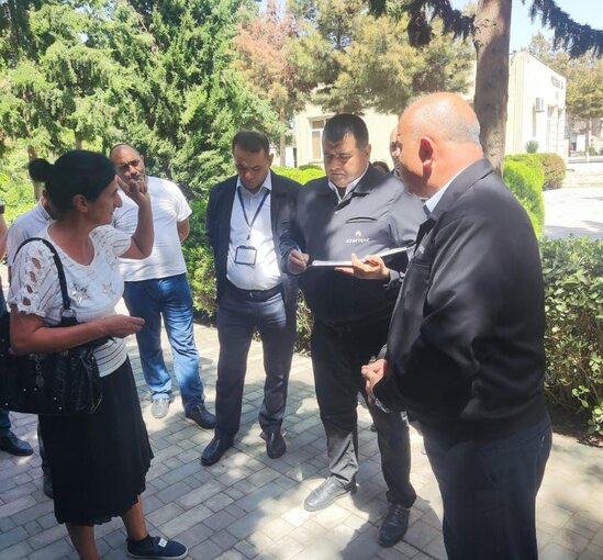 Bölgələrdə vətəndaşlarla görüşlər keçirilir, problemləri yerindəcə dinlənilir