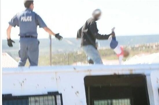 DƏHŞƏTLİ ANLAR: Uşağını hamının gözü qarşısında yerə atdı - FOTOLAR