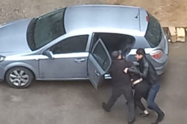 Bakıda qadını zorla qaçırmaq istəyən şəxslər tutuldular - YENİLƏNİB + VİDEO