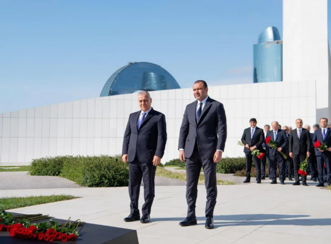 27 Sentyabr - Anım Günü ilə əlaqədar dövlət və hökumət rəsmiləri Zəfər parkını ziyarət ediblər - FOTO+YENİLƏNİB
