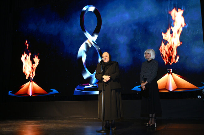 Prezidentin qızları Zəfəri şəhid anaları ilə qeyd etdi - Fotolar