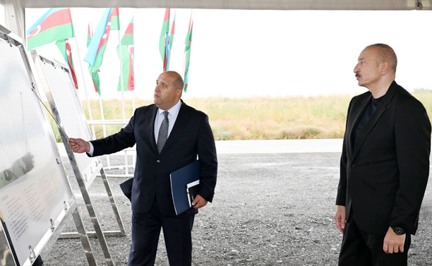 İlham Əliyev Füzuli rayonunun yeni salınacaq Qaraxanbəyli kəndinin təməlini qoyub